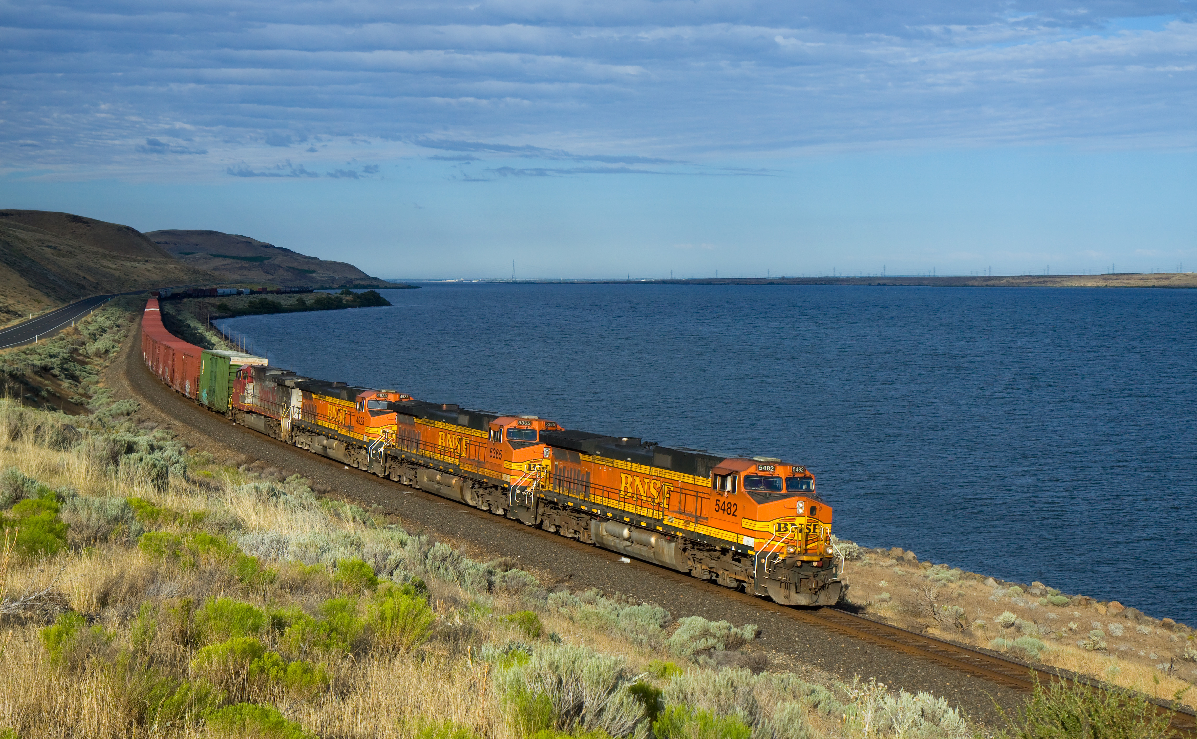 BNSF_GE_Dash-9_C44-9W_Kennewick_-_Wishram_WA